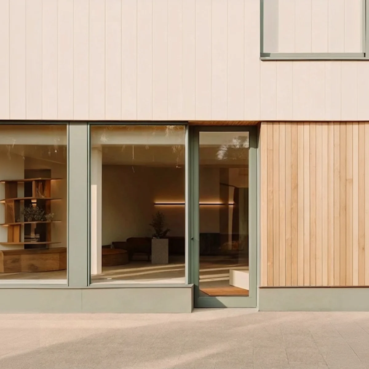 Modernes Bürogebäude mit großen Glasfenstern und Holzvertäfelung.